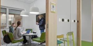 I scoot white office CAROUSEL